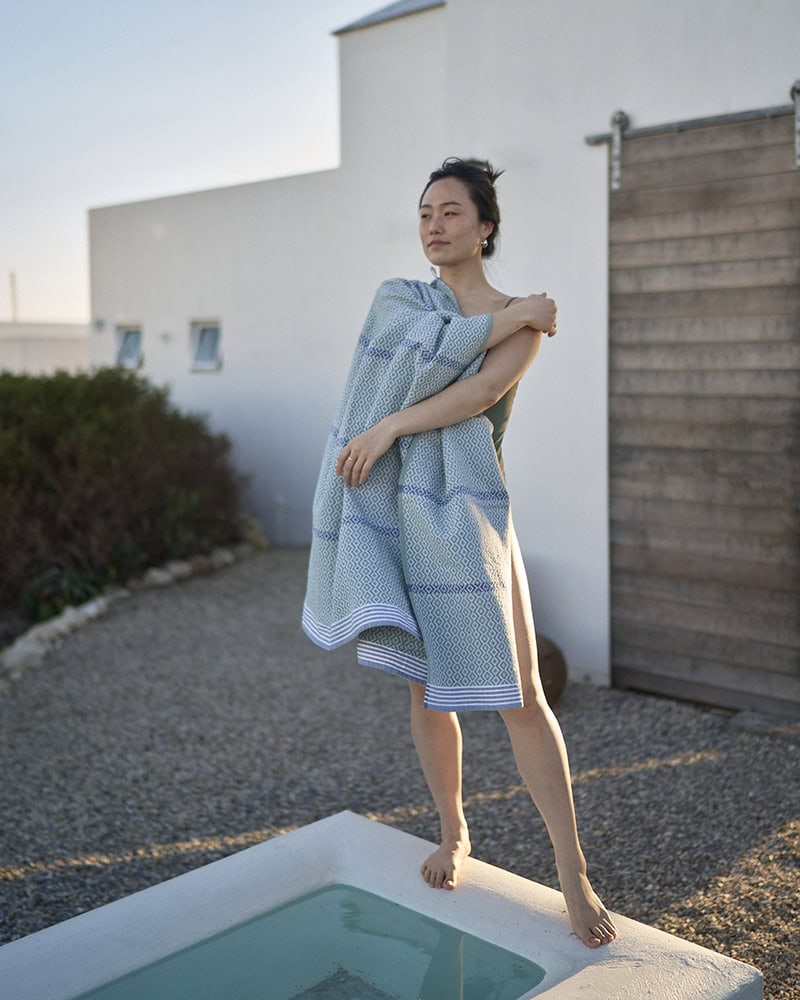 Model with a Mungo Itawuli cotton beach and bath towel.