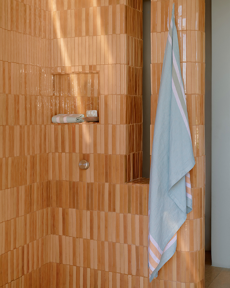 Mungo_Linen_Towel_Sky_09_Bathroom_060